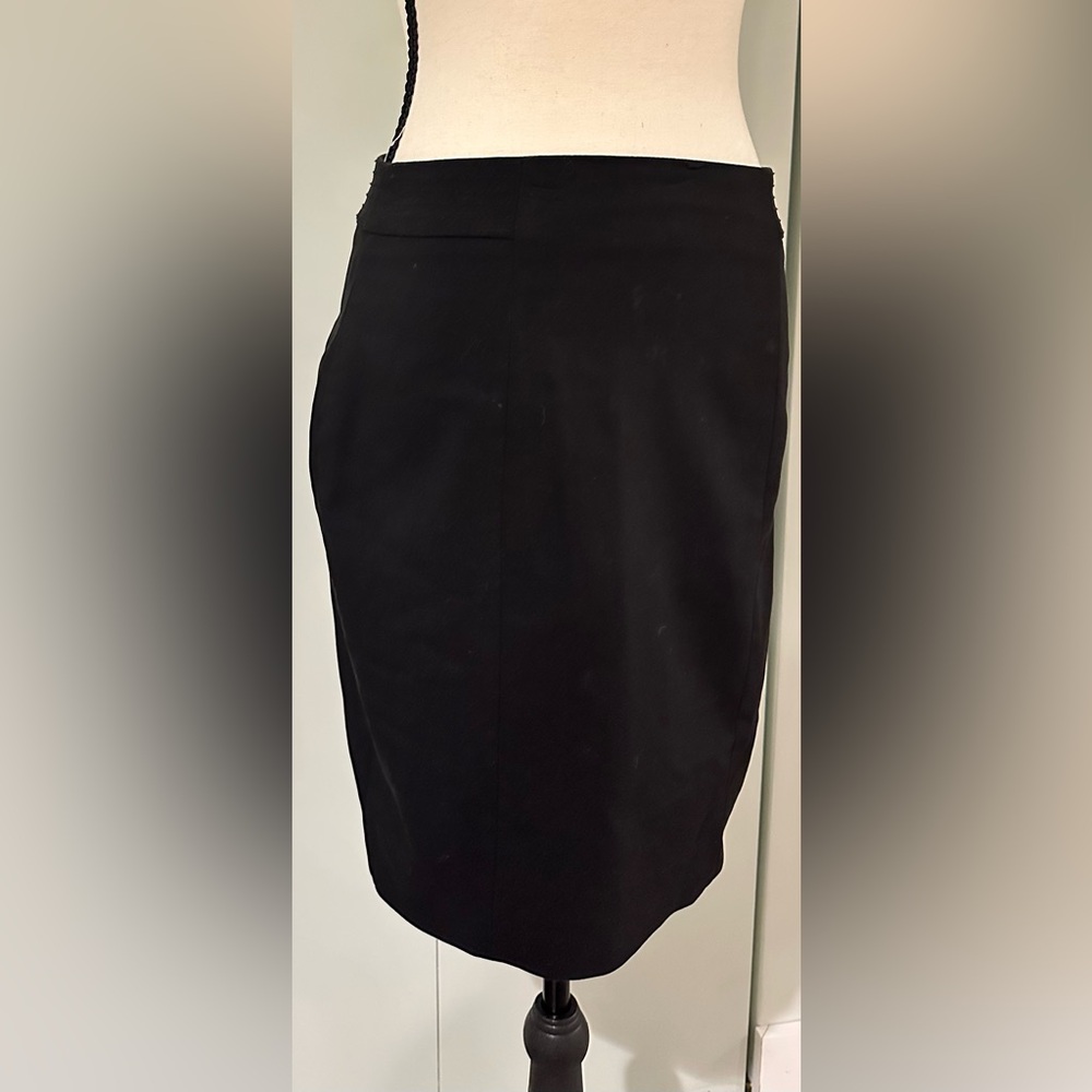 H&M Size 6 Black All Season Quarter Zip Up Knee-Length Normal Rise Pencil Skirt